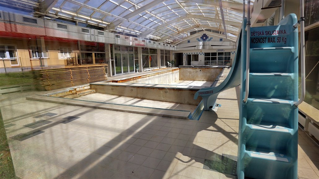 Zavřený a vypuštěný bazén v Potůčkách na Karlovarsku.