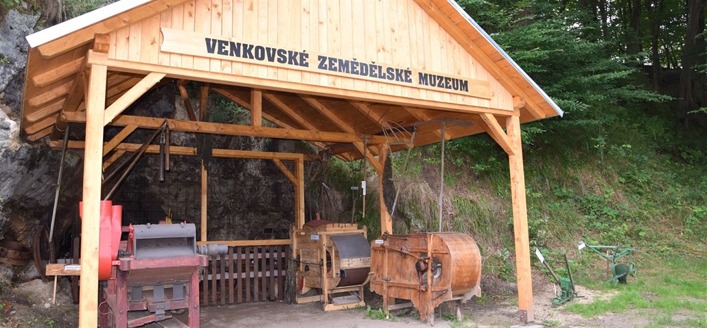 Exponáty ve venkovském muzeu v Srbské Kamenici