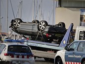 Převrácené Audi A3 na místě útoku v katalánském městě Cambrils (18. srpna 2017)