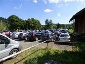 Lidé vyrazili do skal v Adršpachu, parkoviště se zaplnila stovkami aut (15. 8....