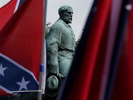 Americk krajn pravice demonstruje v Charlottesville proti odstrann...