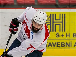 Ppravn duel Pardubice (bl) vs. Budjovice.