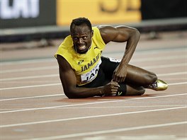 Zranný jamajský bec Usain Bolt v závod muské tafety.