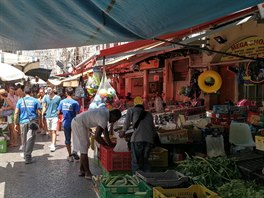 Na trhu Ballarò vedle sebe prodávají zboží lidé z mnoha kultur. Čtvrť...