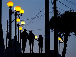 HRA SVTEL. Pouliní svtla ve Valparaisu v jihoamerickém Chile. 