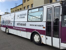 Volební vězeňský autobus, se kterým vyjedou Piráti