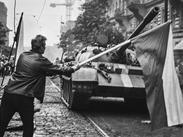 Tank typové řady T-54/55 invazních vojsk  stojí naproti Československému...