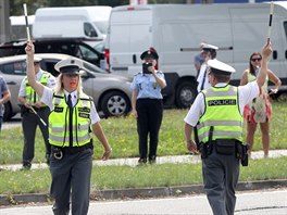 Za ru�n�ho dopoledn�ho provozu sout�ili dopravn� policist� v tom, jak dok��...