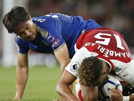 ini Okazaki (vlevi) z Leicesteru v souboji s Alexem Oxlade-Chamberlainem z...