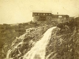 Jeden z nejstarích dochovaných snímk Labské boudy s Labským vodopádem. Píe...