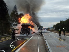 V ppad hocho kamionu se dostali hasii na msto, kdy najeli do...
