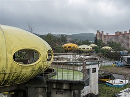 Futuristická obydlí nápadn pipomínající létající talíe na konci 60. let...