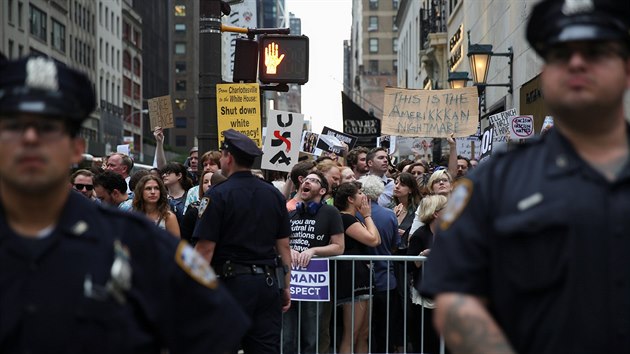 Protesty proti Donaldu Trumpovi v centru Manhattanu (15. srpna 2017)