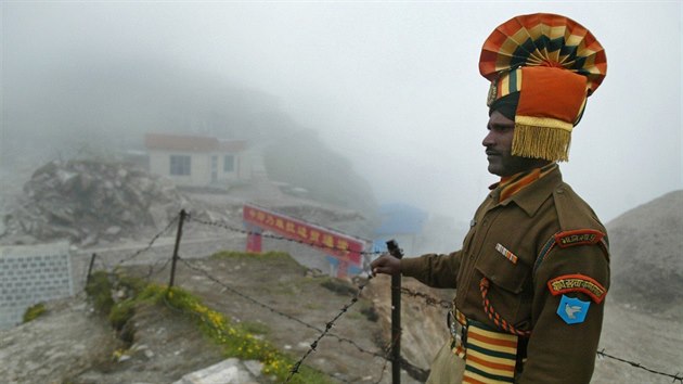 Hranin pechod Nathu La mezi Indi a nou le vysoko v Himlaji (10. ervence 2007)