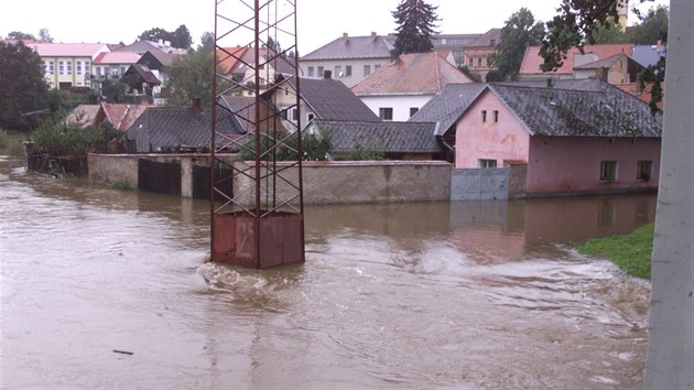 ka Trnava se ped patncti lety valila v Hoepnku i mezi domy. Dnes je na stejnm mst klid  tak dky vybudovan protipovodov hrzi.