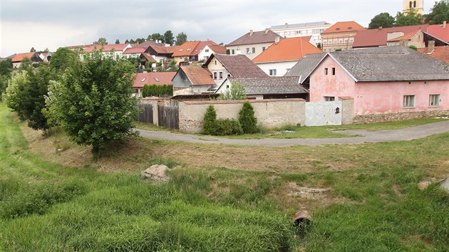 ka Trnava se ped patncti lety valila v Hoepnku i mezi domy. Dnes je na stejnm mst klid  tak dky vybudovan protipovodov hrzi.