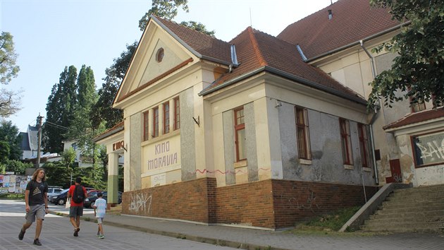 Stoleté kino Moravia v Třebíči chátrá. Má ale dobrou polohu poblíž centra města. A tak brzy začne opět sloužit. Jako komunitní centrum.