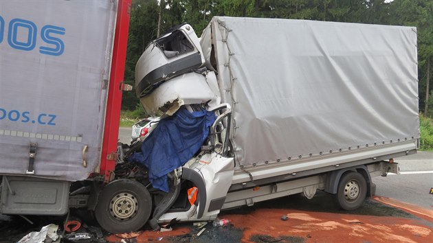 Nraz ve velk rychlosti do zadn sti stojcho kamionu zpsobil naprostou destrukci kabiny dodvky. Nehoda se stala na D1 u Humpolce.