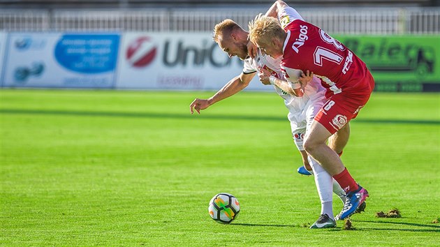 BOJ. Momentka z utkn Hradec Krlov (bl) vs. Pardubice.