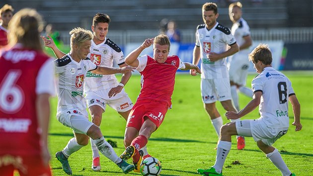 BOJ. Momentka z utkn Hradec Krlov (bl) vs. Pardubice.