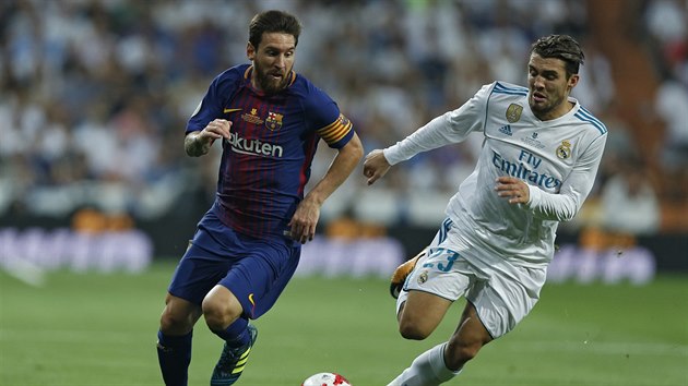 Lionel Messi z Barcelony a Mateo Kovai(vpravo) z Realu Madrid.