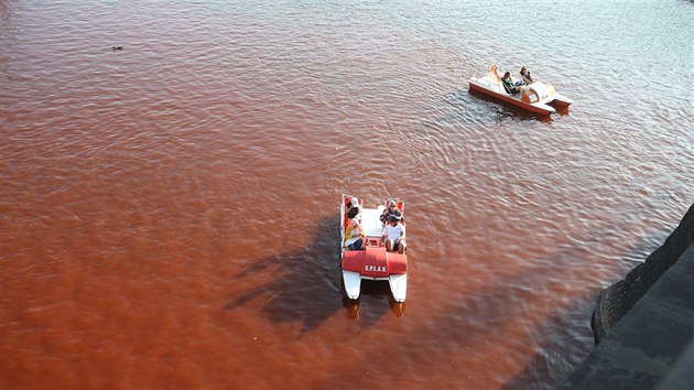 Vltava v Praze se zbarvila do ruda (14. srpna 2017)