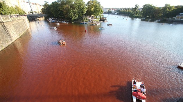 Vltava v Praze se zbarvila do ruda (14. srpna 2017)
