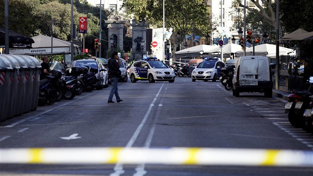 Policisté uzavřeli v centru Barcelony okolí místa, kde dodávka najela do davu (17. srpna 2017)
