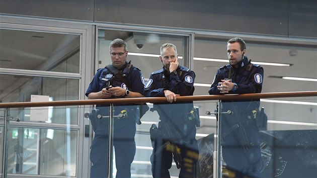 Fint policist hldkuj na letiti v Helsinkch pot, co ve mst Turku pobodal tonk nkolik lid (18. srpna 2017)