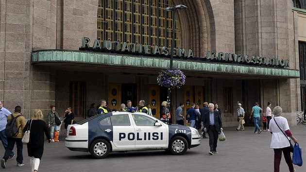 Fint policist hldkuj ped hlavnm ndram v Helsinkch pot, co ve mst Turku pobodal tonk nkolik lid (18. srpna 2017)