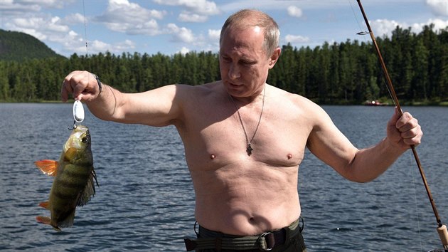 Polonah prezident Vladimir Putin se na dovolen chlub jednm ze svch lovk (5. srpna 2017)