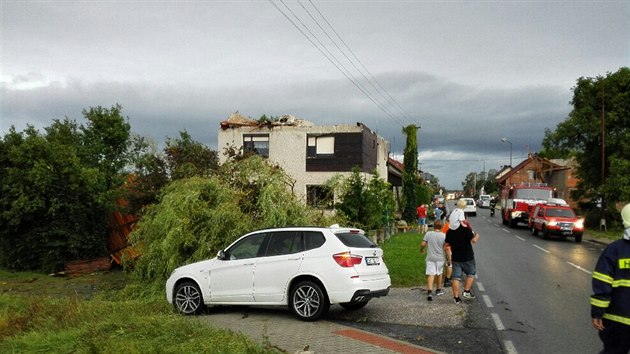Větrná smršť v Bohuslavicích na Náchodsku poškodila velké množství střech domů (11. srpna 2017).