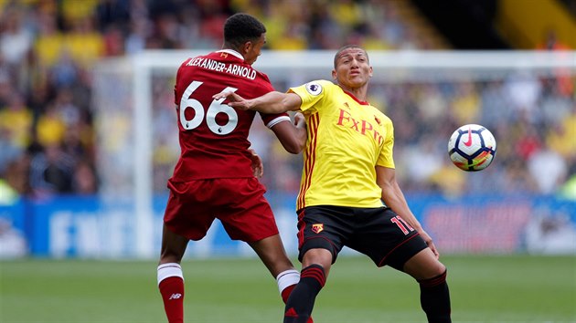 Liverpoolsk Trent Alexander-Arnold (vlevo) v souboji s Richarlisonem z Watfordu.