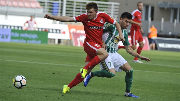 Brnnsk Milan Lutovsk (vlevo) v souboji s Rudolfem Reiterem z Bohemians.