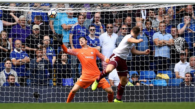 Sam Vokes z Burnley stl tet gl branki Chelsea Thibautu Courtoisovi.