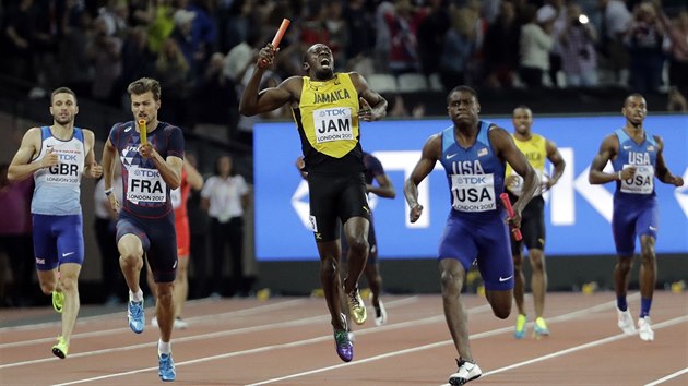 Zrann jamajsk bec Usain Bolt v zvod musk tafety.