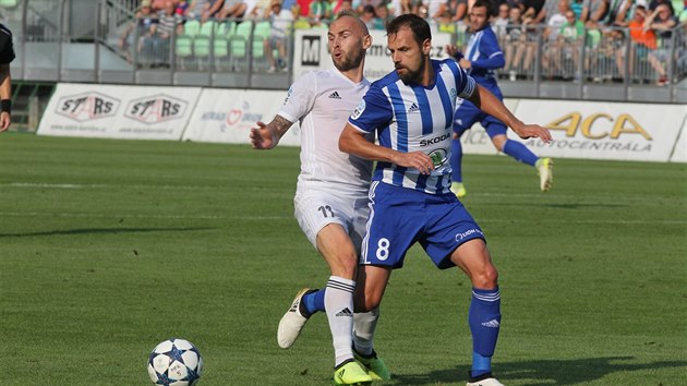 Marek Matjovsk z Mlad Boleslavi (vpravo) v souboji o m s karvinskm Petrem tpanovskm.