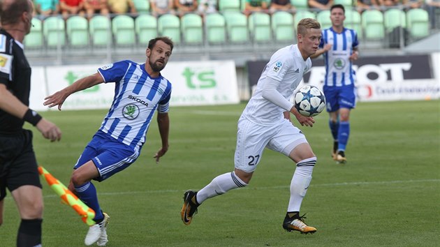 Karvinsk Filip Pnek (vpravo) obehrv Marka Matjovskho z Mlad Boleslavi.