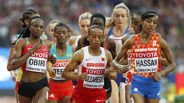 Momentka z finlovho zvodu en na 5000 metr, kter nakonec ovldla Hellen Onsando Obiriov z Keni (vlevo).
