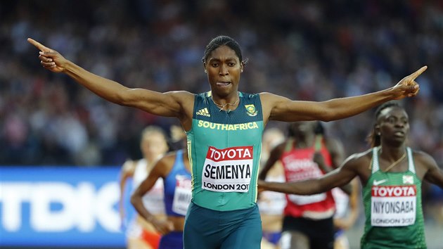 Jihoafrická běžkyně Caster Semenyaová vítězí ve finálovém závodu na 800 m.