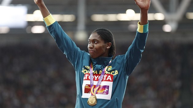 Jihoafrická běžkyně Caster Semenyaová slaví zisk zlaté medaile v běhu na 800 m.
