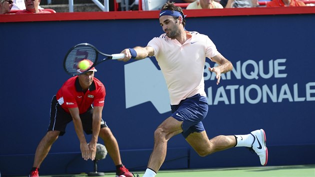 vcarsk tenista Roger Federer vrac na Alexandera Zvereva z Nmecka ve finle Rogers Cupu.