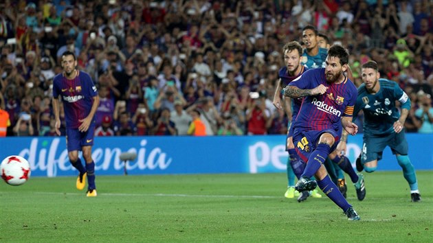 Lionel Messi z Barcelony promuje penaltu proti Realu Madrid v utkn panlskho superpohru.