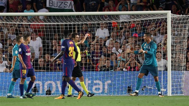 tonk Realu Madrid Cristiano Ronaldo vid ervenou kartu za nafilmovan pd v utkn panlskho superpohru proti Barcelon.