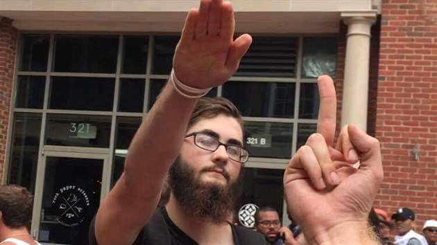Jeden z nacionalistů v Charlottesville hajluje (12. srpen 2017).