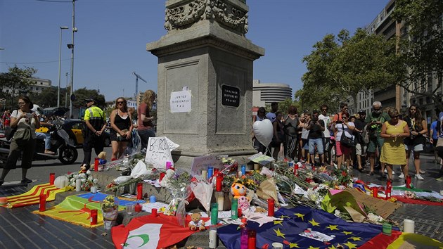 Španělé uctili oběti teroristického útoku (18. srpen 2017).