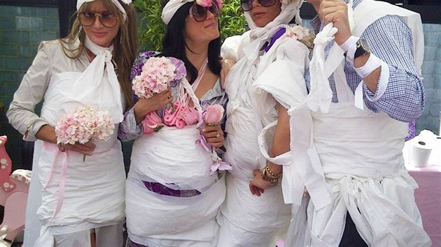 Na oslavě posledního dítěte Victorie Beckhamové byly dekorace laděné do růžova a pořadatelka Eva Longoria připravila zábavu s toaletním papírem.