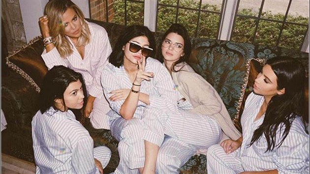 Kim Kardashianov pojala svou oslavu jako dv pyamovou party, chybt samozejm nemohly sestry thotn celebrity.