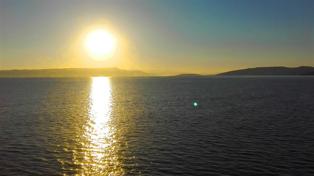 Pohled na východ slunce z trajektu, který opouští Vis v 5:30. Za noční vstávání jste odměněni nádherným východem slunce a neskutečným ránem na moři.
