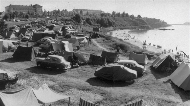 Bulharské pláže v roce 1966: pár hotelů a spousta stanů
